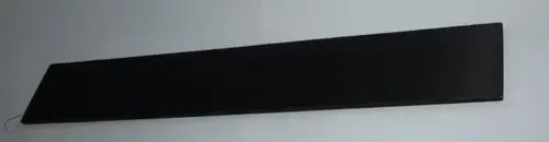 Schwarze, flache Wärmeisolationswand für einen Wärmetauscher, möglicherweise von Daikin, montiert an einer hellen Wand.
